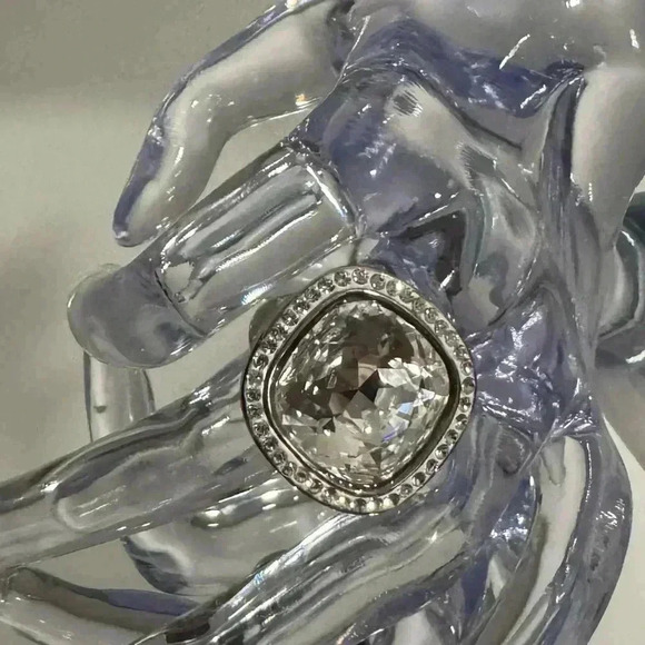 🇨🇦🆕 5th Avenue 
Women’s Rhodium Ring - Picture 4 of 15